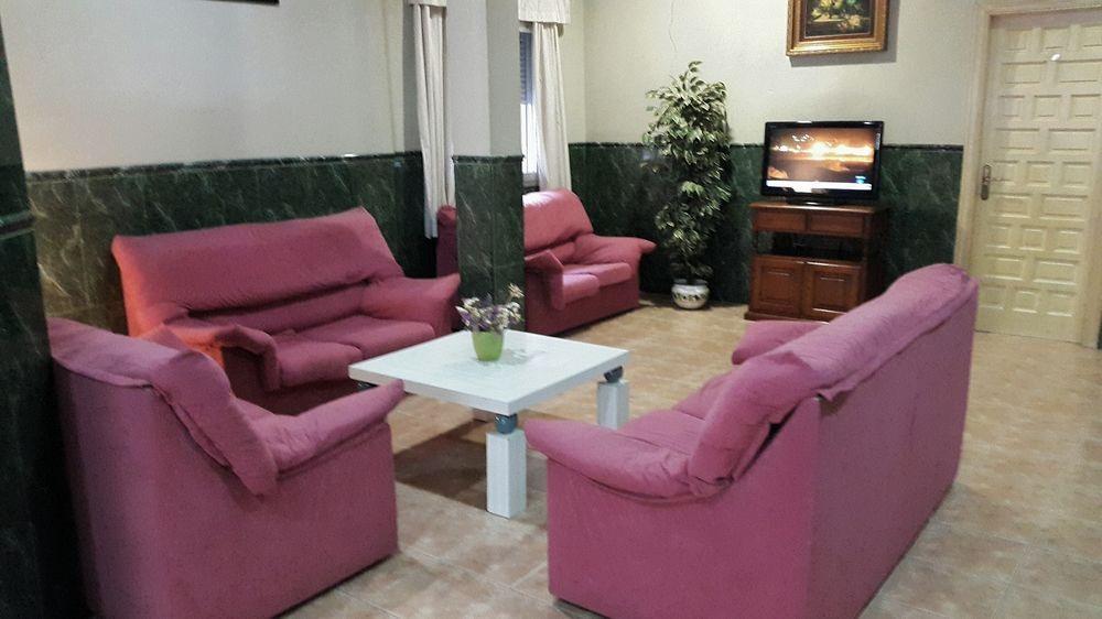 Hostal La Casa De Enfrente Малага Экстерьер фото