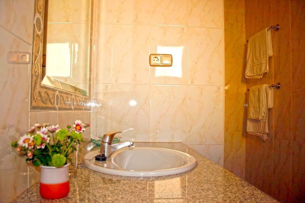 Hostal La Casa De Enfrente Малага Экстерьер фото