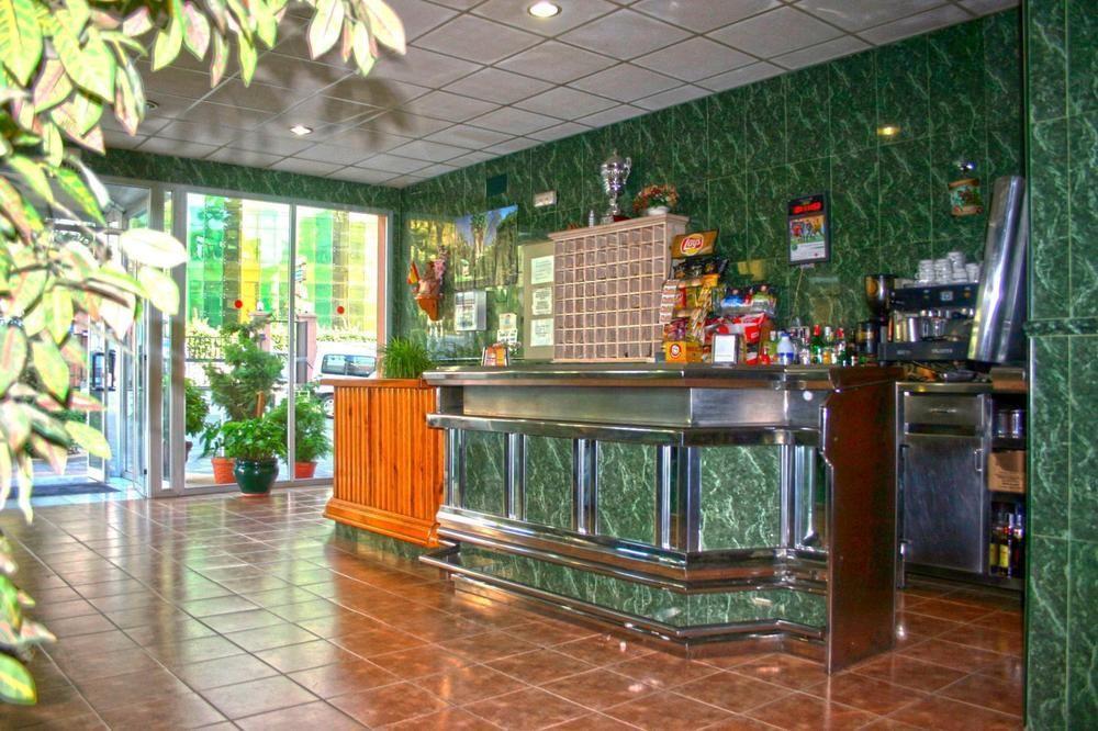 Hostal La Casa De Enfrente Малага Экстерьер фото