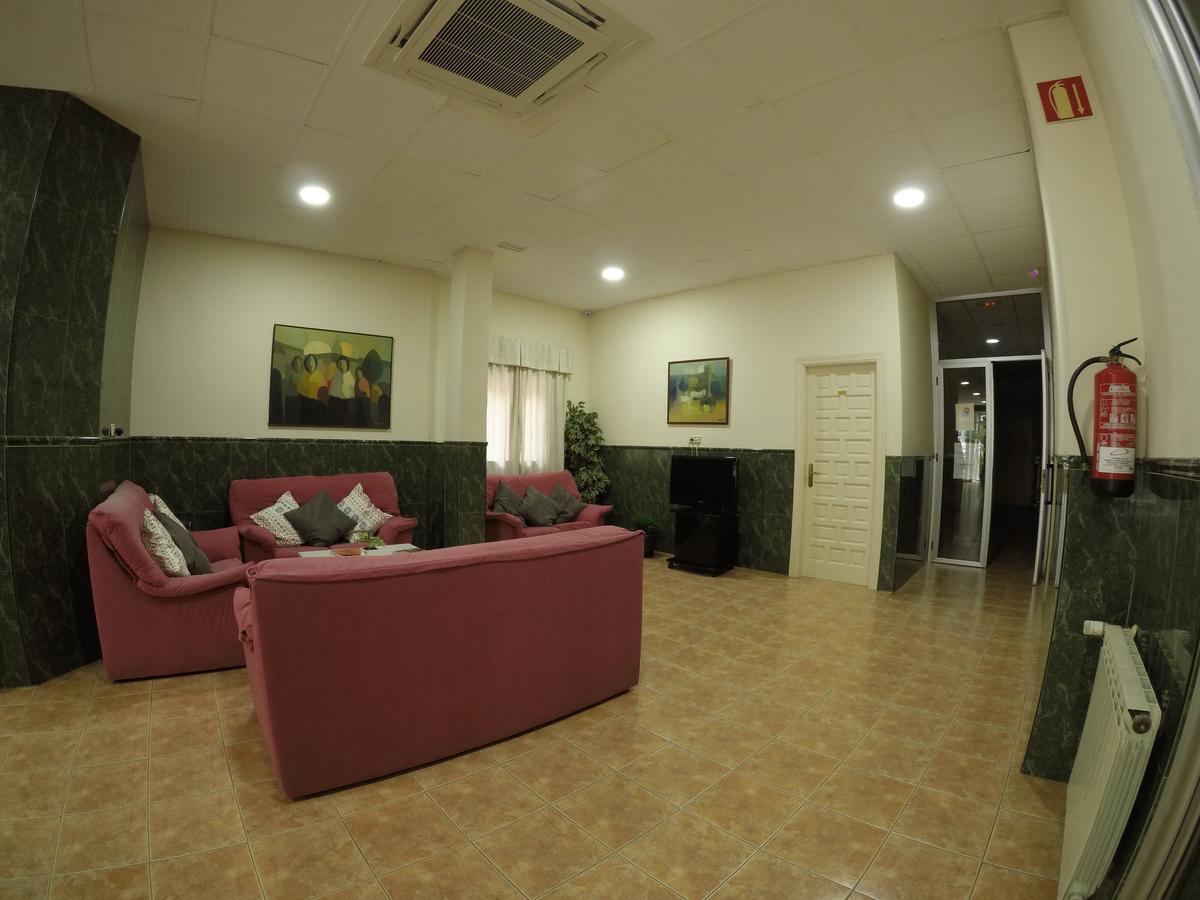 Hostal La Casa De Enfrente Малага Экстерьер фото