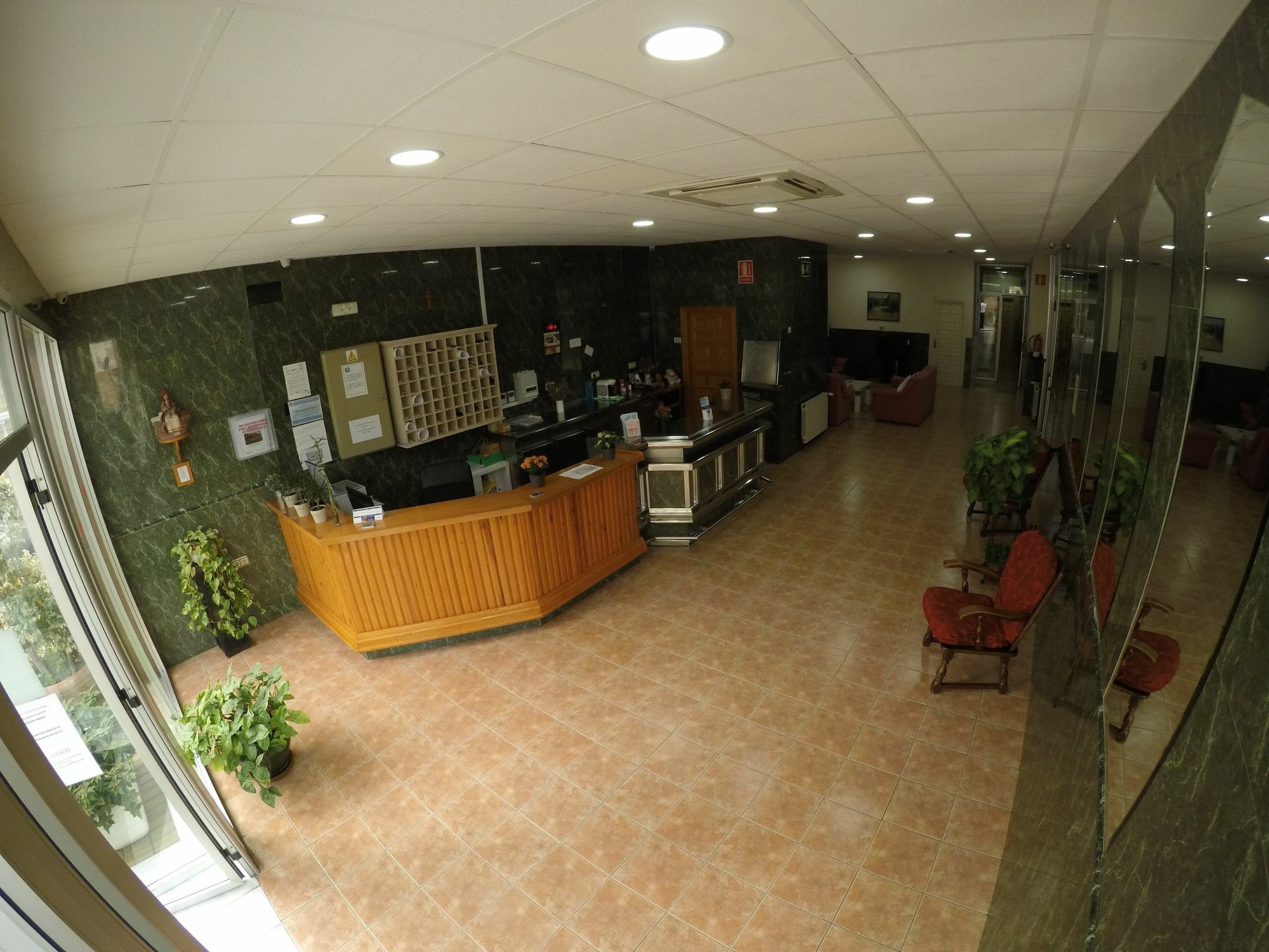 Hostal La Casa De Enfrente Малага Экстерьер фото