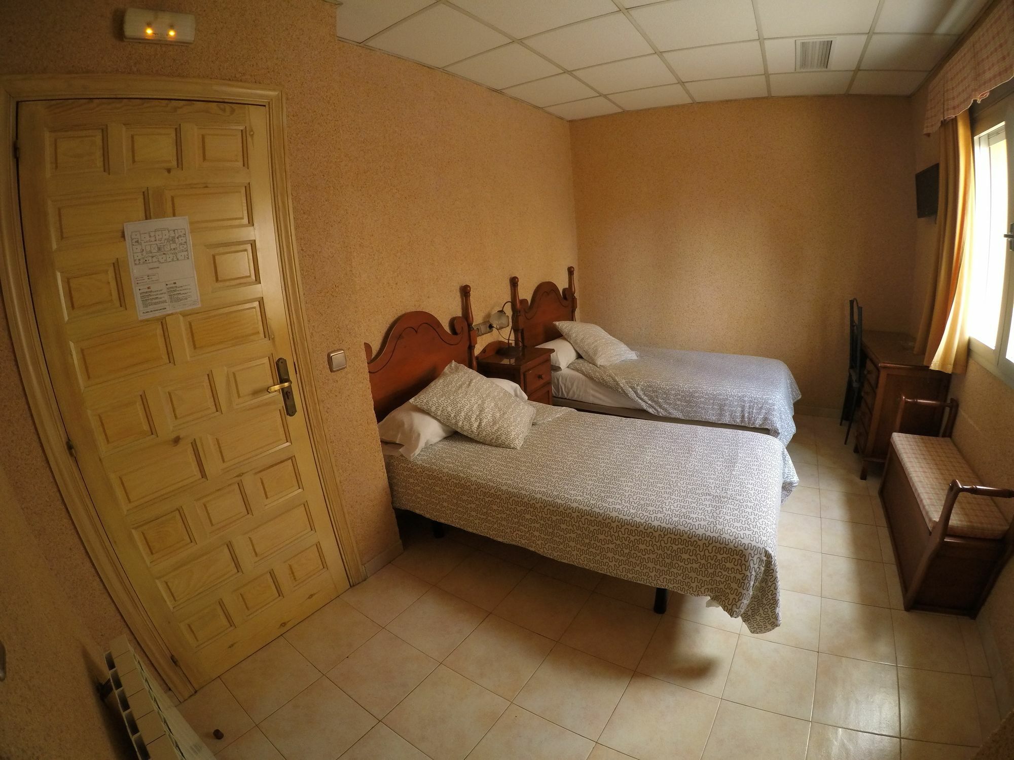 Hostal La Casa De Enfrente Малага Экстерьер фото