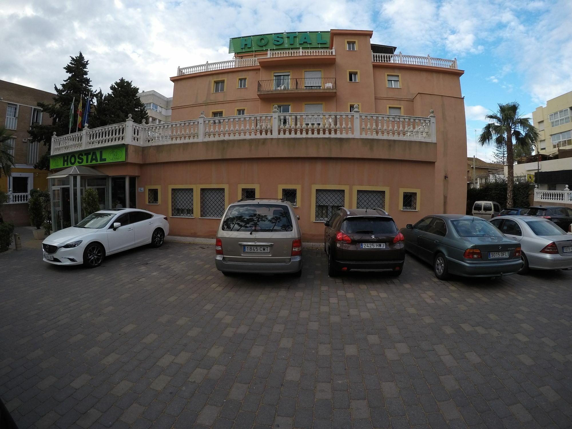 Hostal La Casa De Enfrente Малага Экстерьер фото