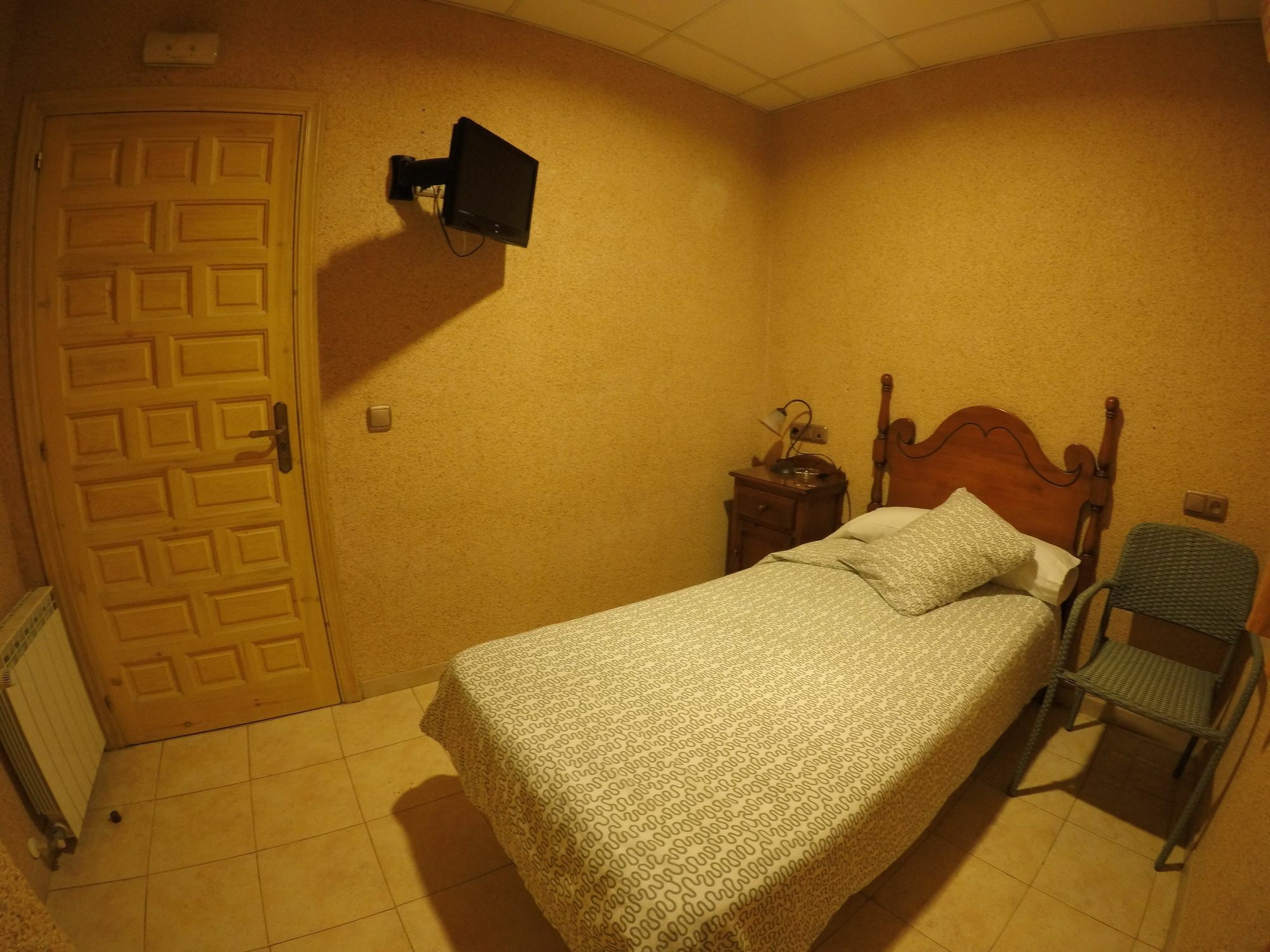 Hostal La Casa De Enfrente Малага Экстерьер фото