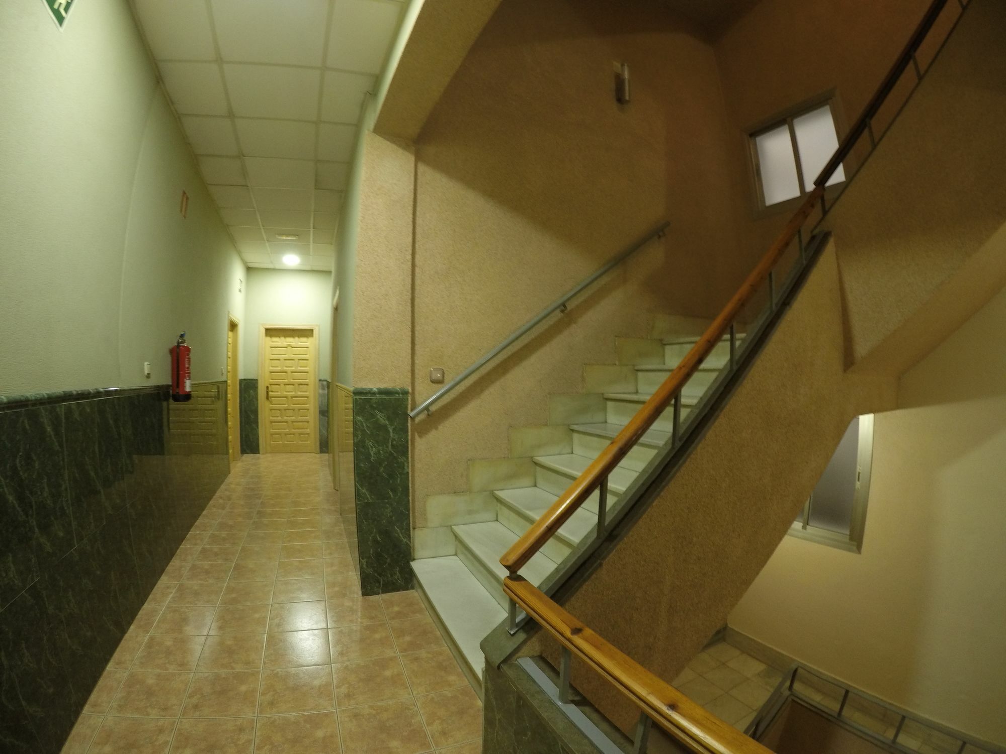 Hostal La Casa De Enfrente Малага Экстерьер фото
