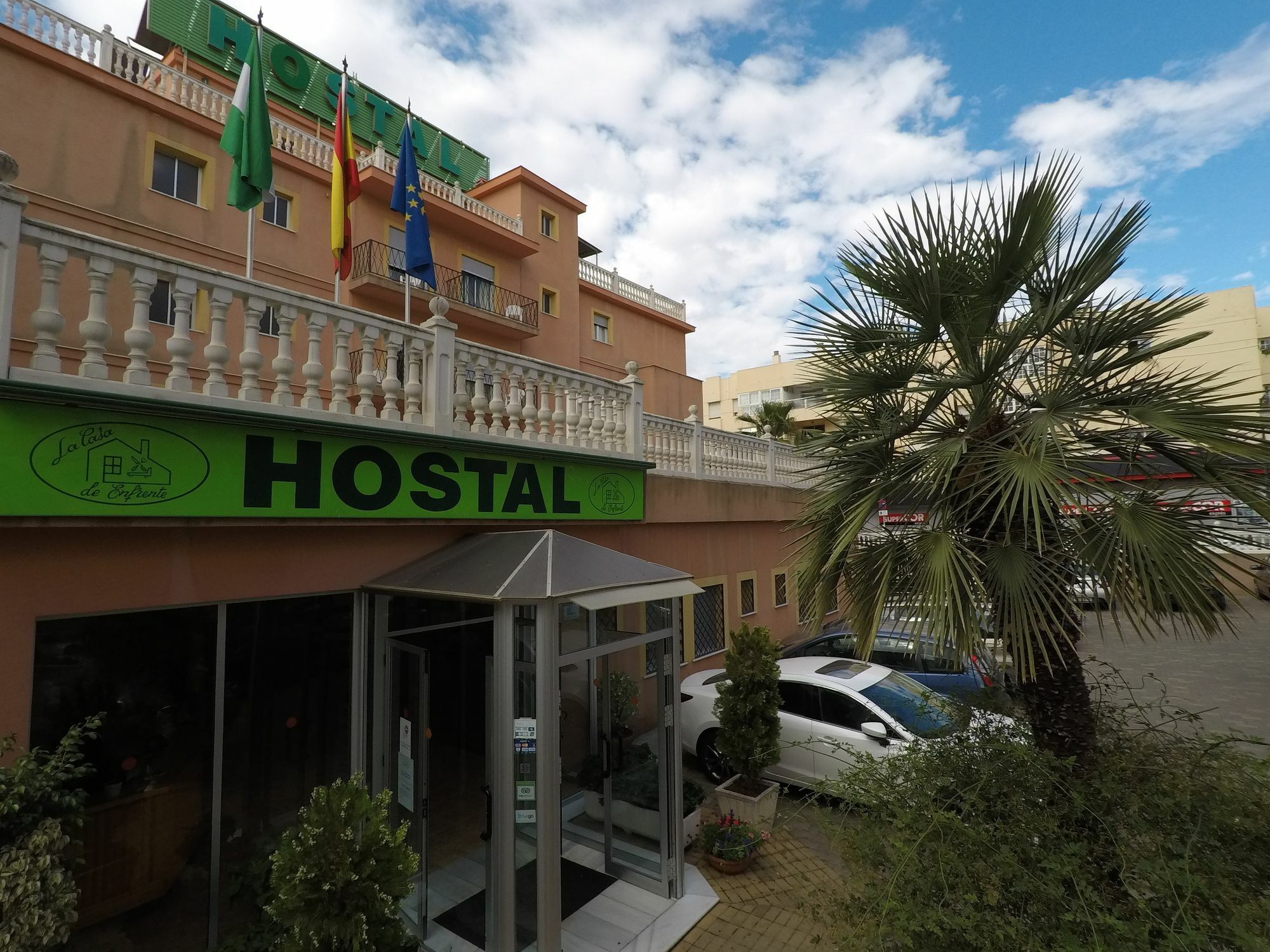 Hostal La Casa De Enfrente Малага Экстерьер фото