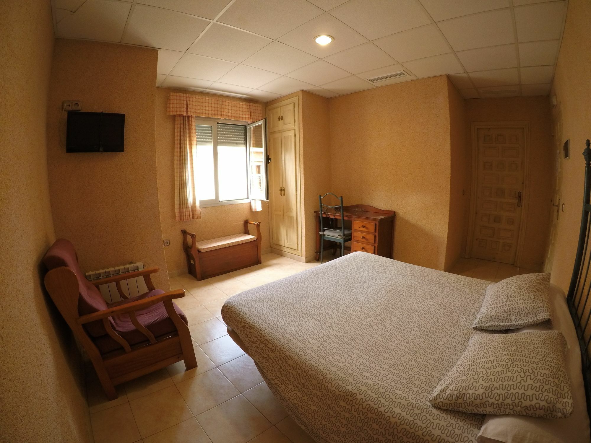Hostal La Casa De Enfrente Малага Экстерьер фото