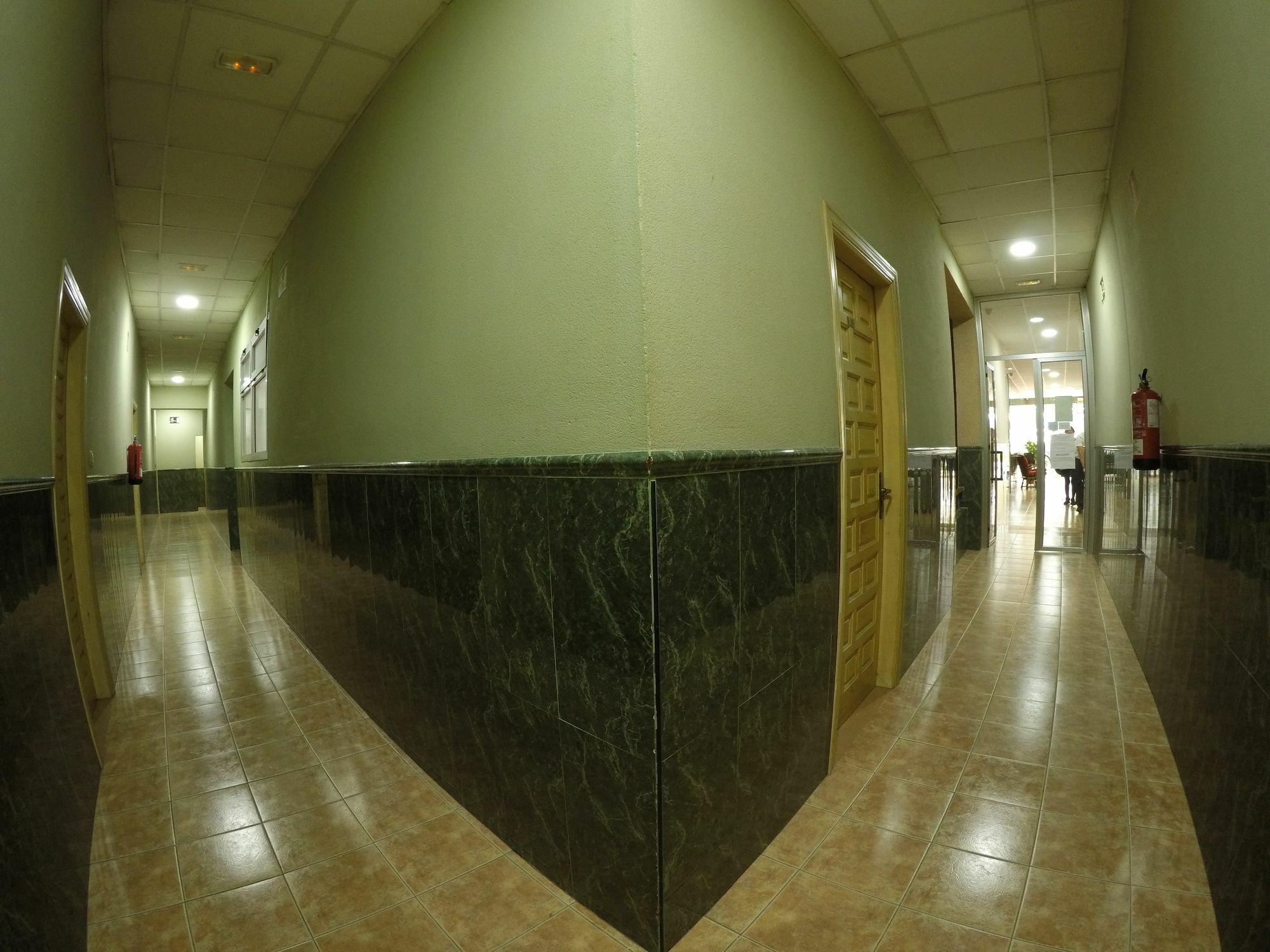 Hostal La Casa De Enfrente Малага Экстерьер фото